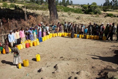 ethiopians_line_up_for_water_3-2014